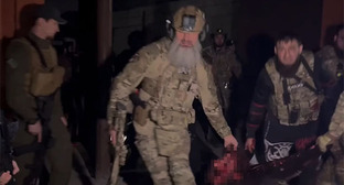 Сотрудники силовых структур несут убитого в Гудермесе мужчину. Скриншот видео t.me/RKadyrov_95 