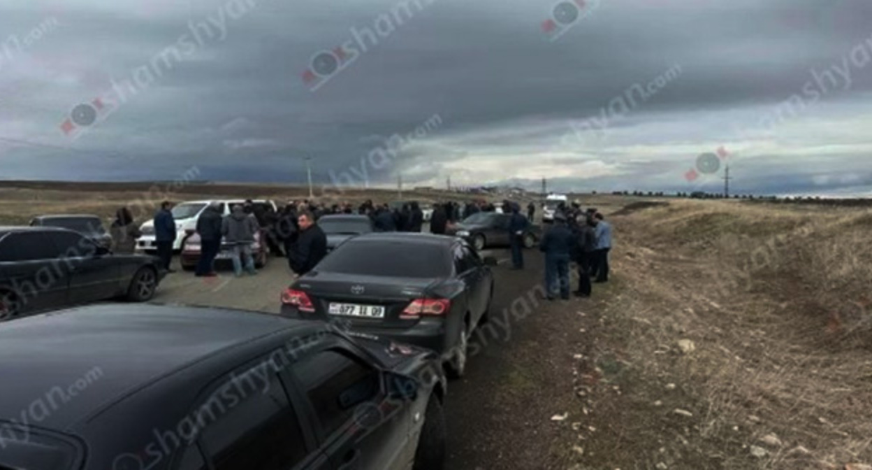 Жители Армении заблокировали межгосударственную трассу к грузинской границе Гюмри – Бавра. Фото: https://www.aysor.am Жители Армении заблокировали межгосударственную трассу к грузинской границе Гюмри – Бавра. Фото: https://www.aysor.am