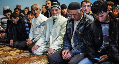 Верующие во время молитвы. Фото Нины Зотиной, "Юга.ру"