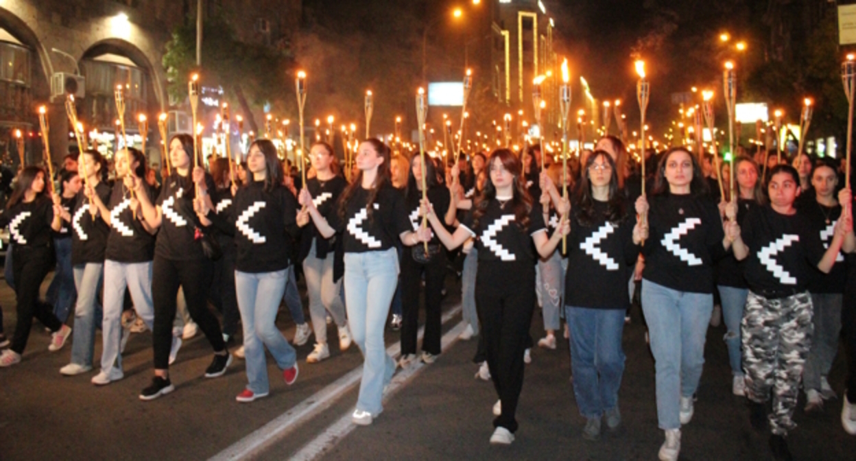 Факельное шествие в Ереване в память о геноциде армян в Османской империи. Фото Тиграна Петросяна для "Кавказского узла"