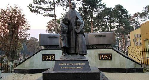 Памятник жертвам депортации, открытый 2 мая 2014 года в селе Учкекен. Фото: Леонид Тарасьев https://lookmytrips.com/585e8900ff9367418508a421/pamiatnik-zhertvam-deportatsii-ff9367