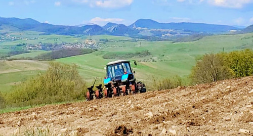 Тракторист в Нагорном Карабахе выполняет сельхозработы. Фото: МВД Нагорного Карабаха https://www.facebook.com/ArtsakhPolice/