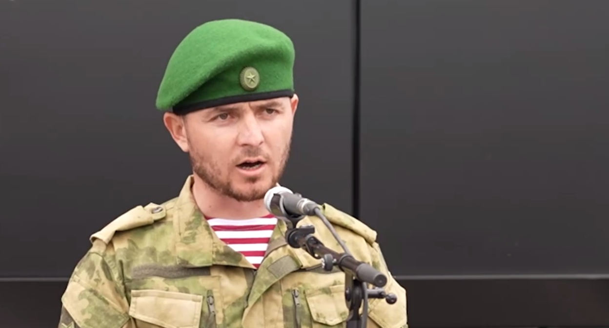 Чеченский боец извинился перед Кадыровым. Стоп-кадр видео из Telegram-канала Рамзана Кадырова от 08.05.23, https://t.me/RKadyrov_95/3610