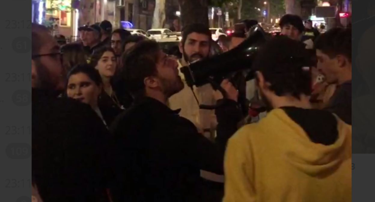 Акция протеста у здания МИД Грузии. Стоп-кадр видео Telegram-канала Tbilisi Life, https://t.me/Tbilisi_life/17961?single Акция протеста у здания МИД Грузии. Стоп-кадр видео Telegram-канала Tbilisi Life, https://t.me/Tbilisi_life/17961?single