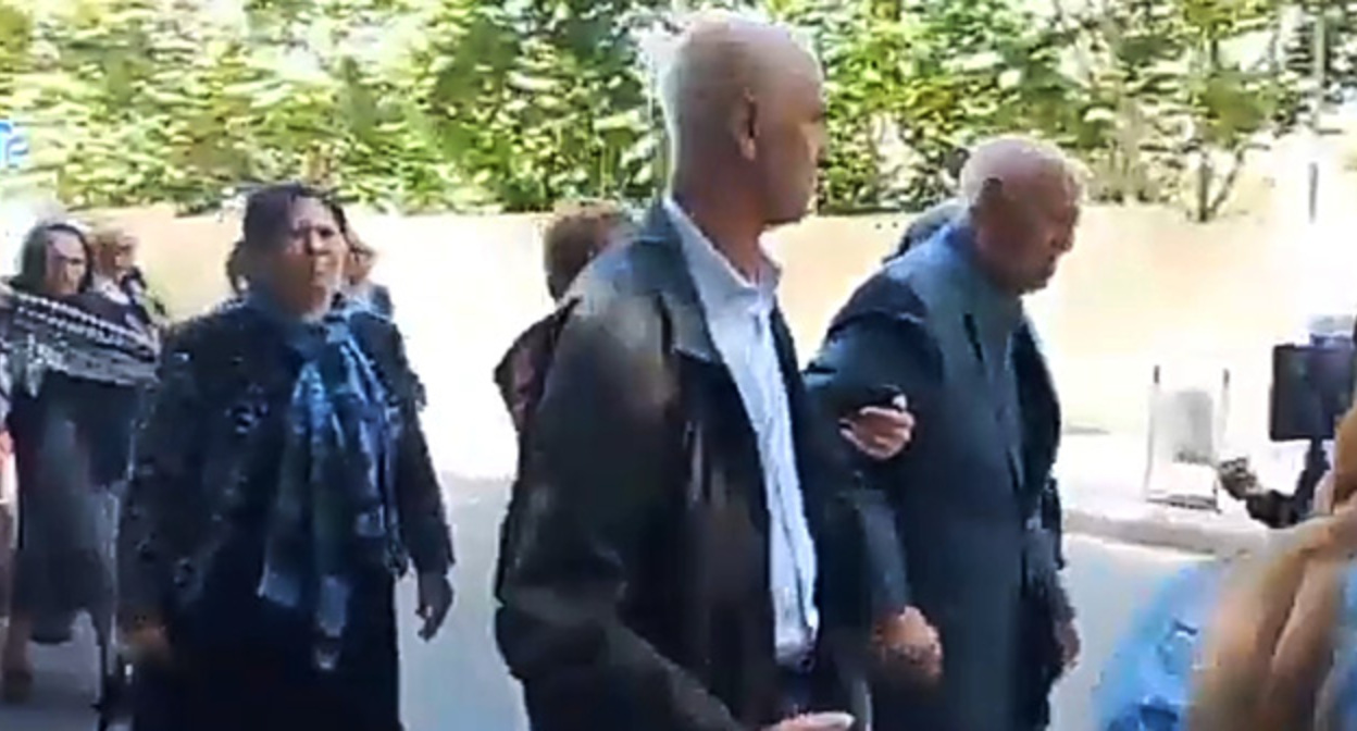 Акция протеста родственников Илькина Сулейманова. Скриншот видео https://www.youtube.com/watch?v+6pVhditGt9Y Акция протеста родственников Илькина Сулейманова. Скриншот видео https://www.youtube.com/watch?v+6pVhditGt9Y