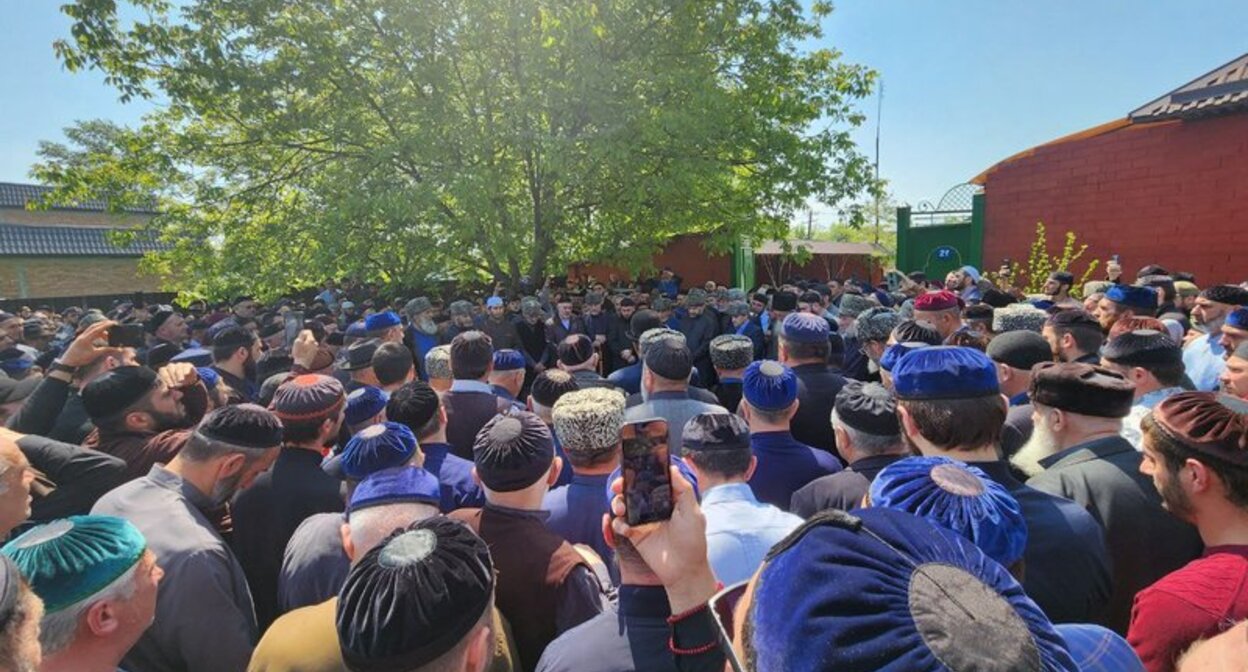 Несколько тысяч человек со всей Ингушетии приехали в Малгобек на похороны четырехлетней девочки. Фото https://gazetaingush.ru/news/tysyachi-lyudey-so-vsey-ingushetii-priezzhayut-na-pohorony-umershey-posle-zhestokogo-izbieniya Несколько тысяч человек со всей Ингушетии приехали в Малгобек на похороны четырехлетней девочки. Фото https://gazetaingush.ru/news/tysyachi-lyudey-so-vsey-ingushetii-priezzhayut-na-pohorony-umershey-posle-zhestokogo-izbieniya