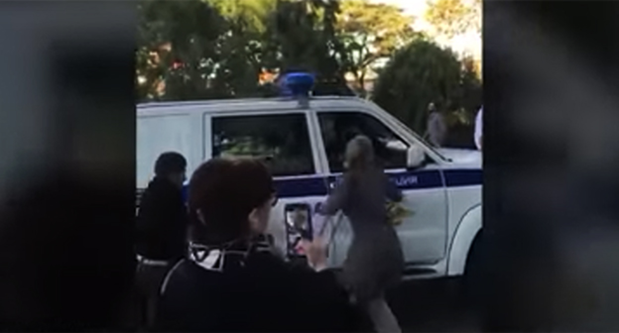 Женщины пытаются не дать увезти задержанных на митинге против мобилизации. Махачкала, сентябрь 2022 г. Скриншот видео "Кавказского узла" https://www.youtube.com/watch?v=bCBMViHbxGI Женщины пытаются не дать увезти задержанных на митинге против мобилизации. Махачкала, сентябрь 2022 г. Скриншот видео "Кавказского узла" https://www.youtube.com/watch?v=bCBMViHbxGI