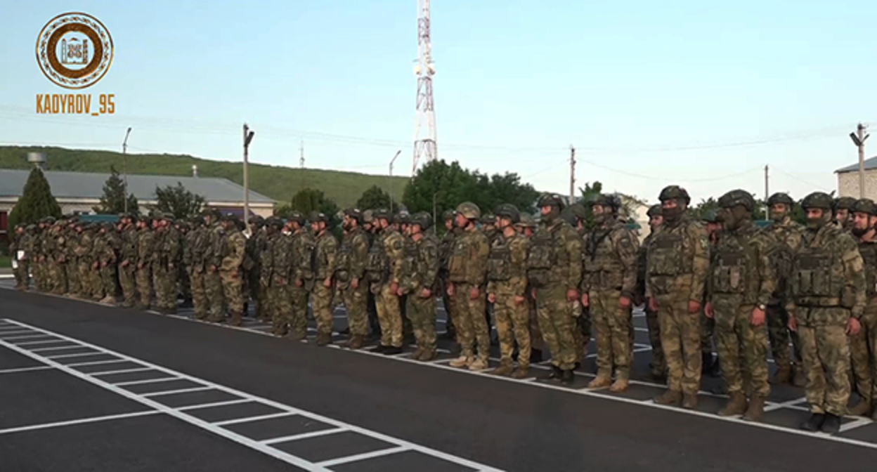 Бойцы чеченского полка Росгвардии перед отправкой в зону военной операции на Украине. Скриншот видео https://t.me/Rkadyrov_95/3638 Бойцы чеченского полка Росгвардии перед отправкой в зону военной операции на Украине. Скриншот видео https://t.me/Rkadyrov_95/3638