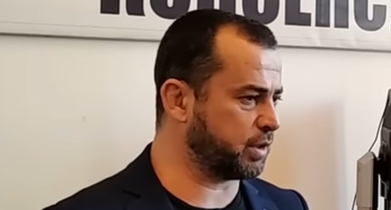 Тимур Арсланбеков, стоп-кадр видео канала ДРОО "Консенсус" https://www.youtube.com/watch?v=4s6F4AdrbM8 Тимур Арсланбеков, стоп-кадр видео канала ДРОО "Консенсус" https://www.youtube.com/watch?v=4s6F4AdrbM8