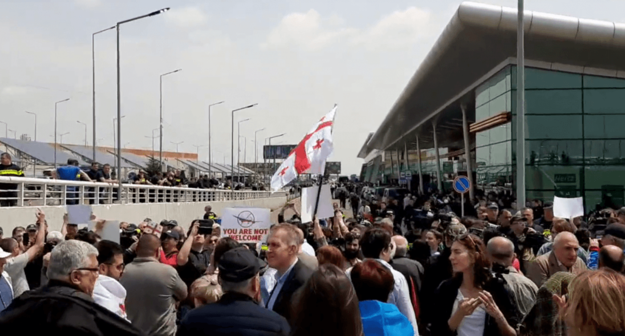 Акция протеста в аэропорту Тбилиси. Фото: иhttps://www.unian.net/ Акция протеста в аэропорту Тбилиси. Фото: иhttps://www.unian.net/