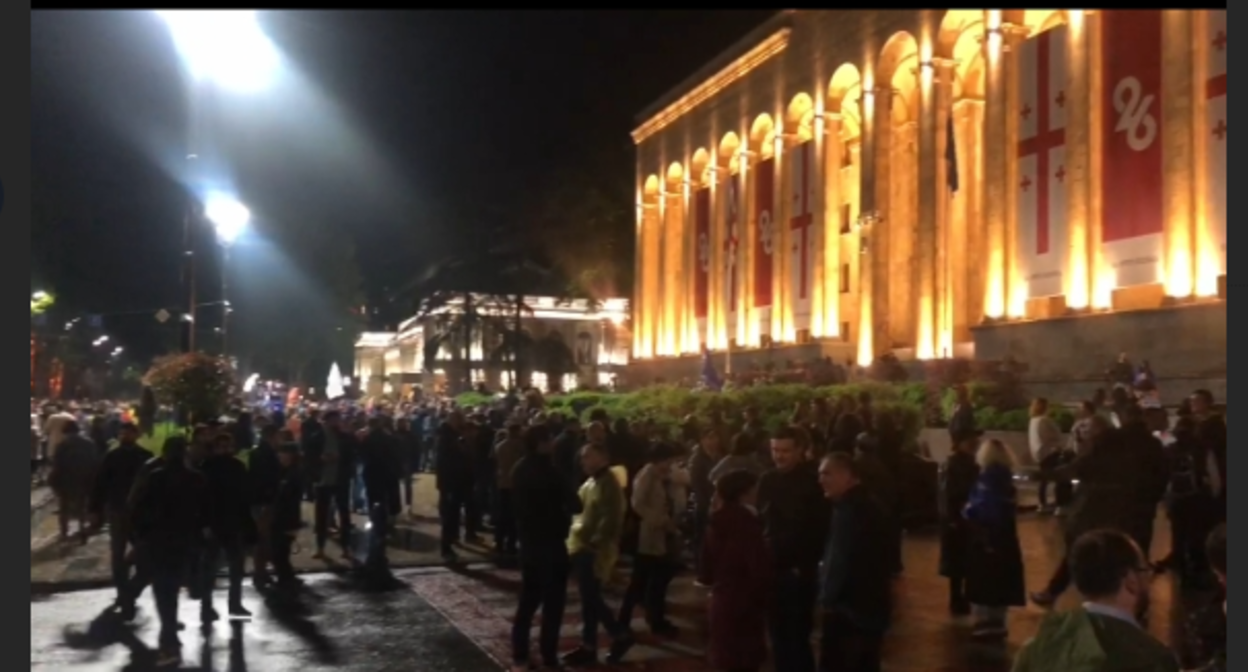 Акция протеста возле парламента в Тбилиси. Скриншот видео https://t.me/Tbilisi_life/18231 Акция протеста возле парламента в Тбилиси. Скриншот видео https://t.me/Tbilisi_life/18231