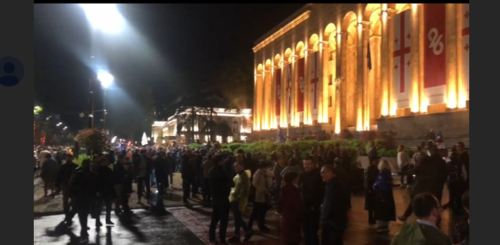 Акция протеста возле парламента в Тбилиси. Скриншот видео https://t.me/Tbilisi_life/18231