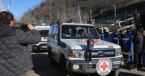 Машины Красного Креста проезжают по Лачинскому коридору. Фото: Mahammad Turkman. https://ru.wikipedia.org
