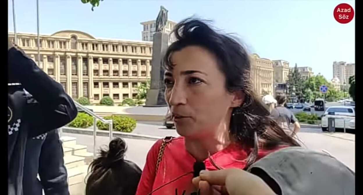 Супруга Агиля Гумбатова Айгюн во время акции. Баку, 23 мая 2023 года. Скриншот видео https://www.youtube.com/watch?v=QEq883RUUuk Супруга Агиля Гумбатова Айгюн во время акции. Баку, 23 мая 2023 года. Скриншот видео https://www.youtube.com/watch?v=QEq883RUUuk