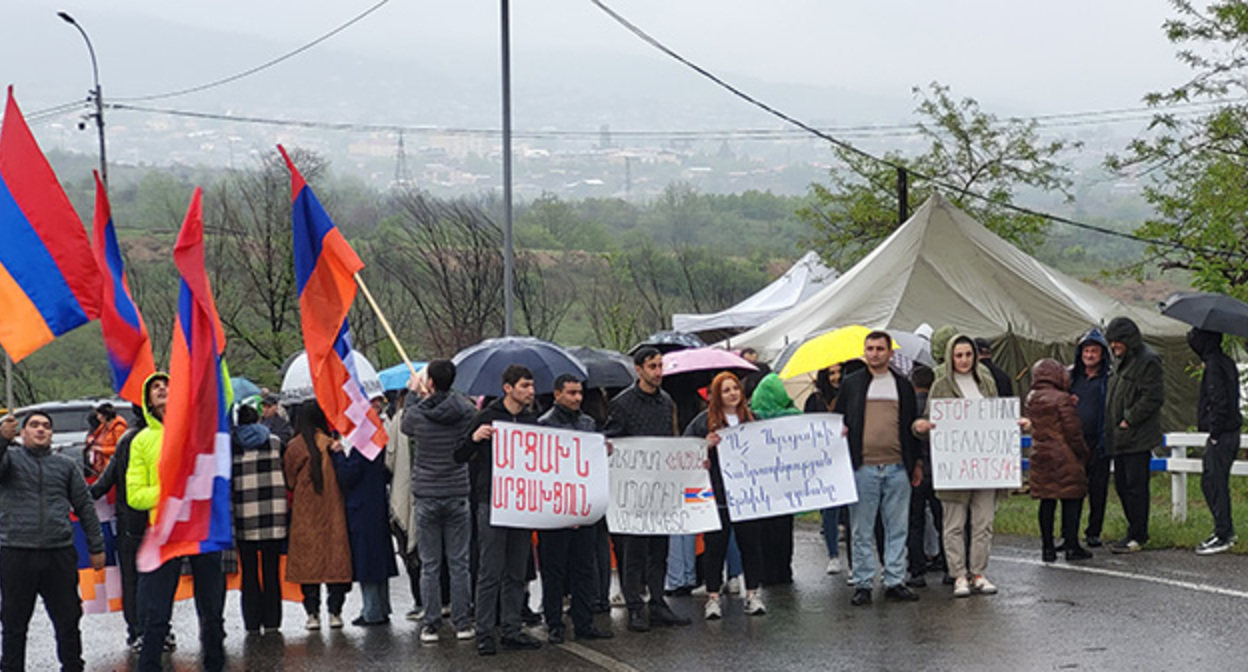 Акция молодежи Нагорного Карабаха против установки азербайджанского КПП при въезде в Лачинский коридор. 3 мая 2023 г. Фото Алвард Григорян для "Кавказского узла" Акция молодежи Нагорного Карабаха против установки азербайджанского КПП при въезде в Лачинский коридор. 3 мая 2023 г. Фото Алвард Григорян для "Кавказского узла"