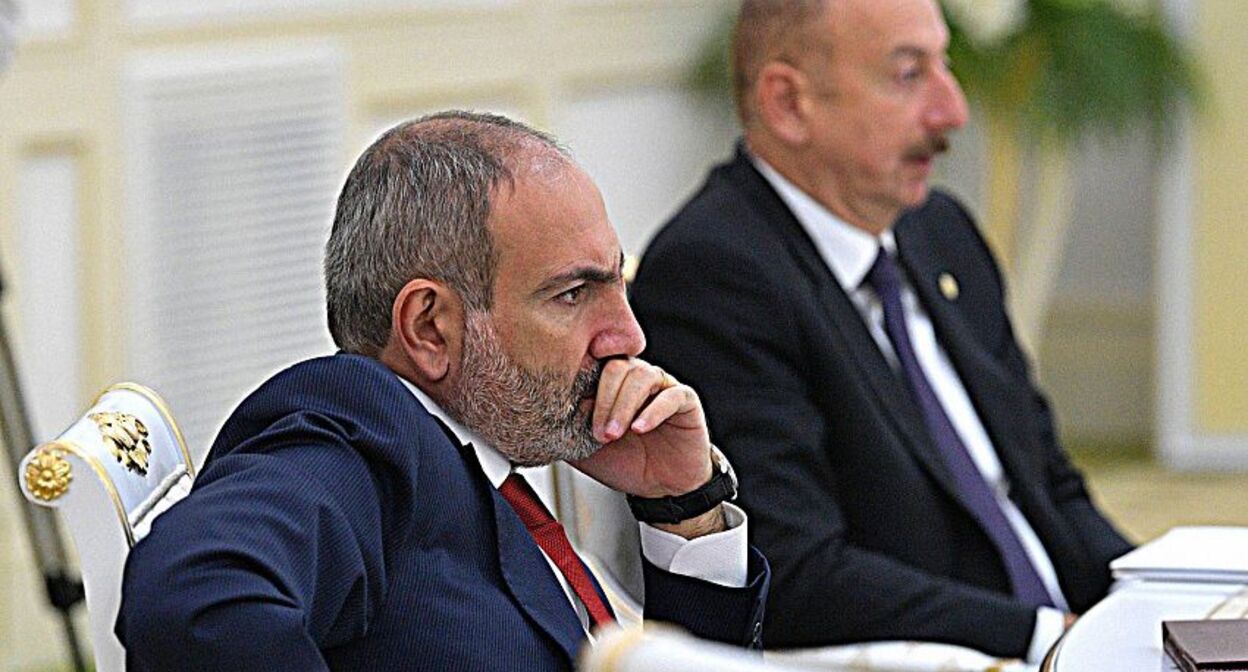Никол Пашинян (на первом плане) и Ильхам Алиев. Фото: https://ru.yerevan.today/51972 Никол Пашинян (на первом плане) и Ильхам Алиев. Фото: https://ru.yerevan.today/51972