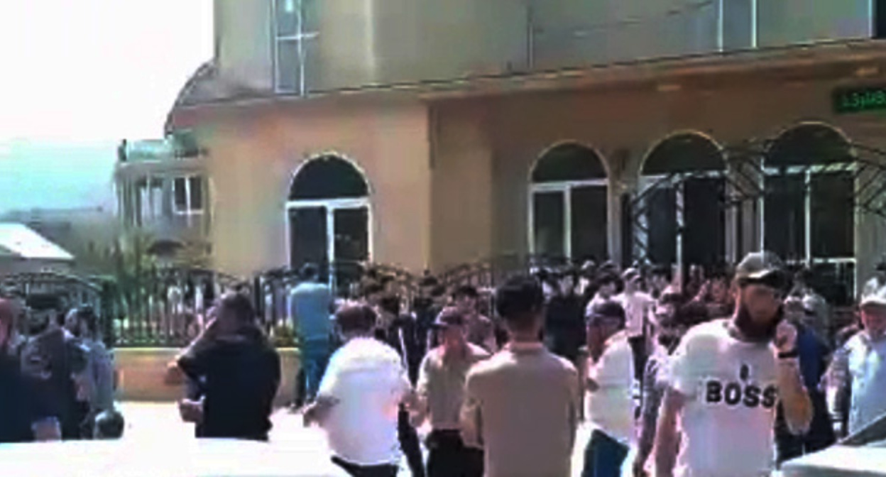 В селе Нижнее Казанище Буйнакского района митинг местных жителей против уголовного преследования земляка Османа Османова. 25 мая 2023 г. Скриншот видео https://t.me/chernovik/52208 В селе Нижнее Казанище Буйнакского района митинг местных жителей против уголовного преследования земляка Османа Османова. 25 мая 2023 г. Скриншот видео https://t.me/chernovik/52208