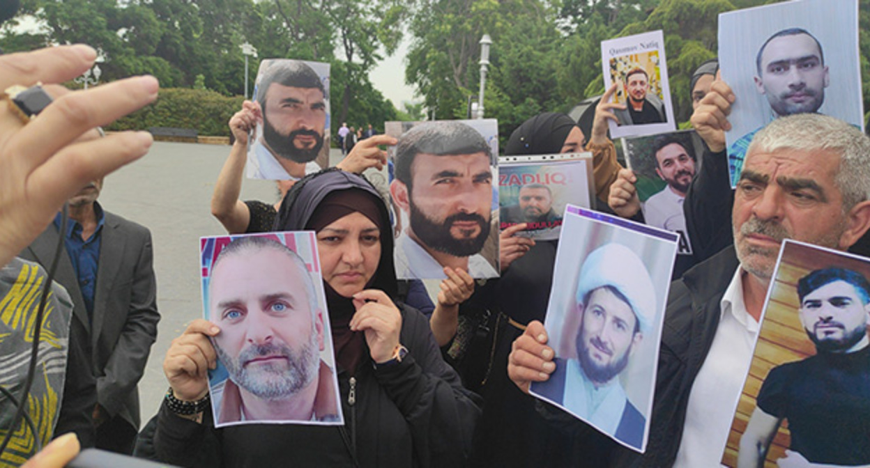 Родные арестованных во время акции протеста в Баку. 26 мая 2023 года. Фото: Фаик Меджид, источник, корреспондент "Кавказского узла" Родные арестованных во время акции протеста в Баку. 26 мая 2023 года. Фото: Фаик Меджид, источник, корреспондент "Кавказского узла"