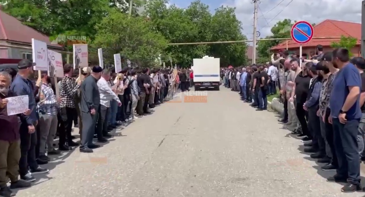 Жители Чечни встречают автозак с Журавелем. Кадр видео "Чечня сегодня" https://t.me/chechnyatoday/1095 Жители Чечни встречают автозак с Журавелем. Кадр видео "Чечня сегодня" https://t.me/chechnyatoday/1095