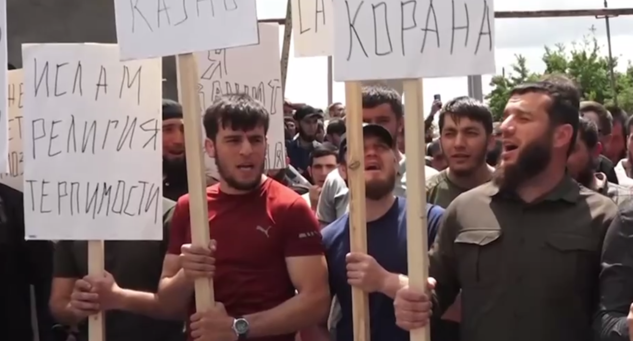 Участники акции у СИЗО в Грозном. Стоп-кадр видео, опубликованного в Telegram-канале "Грозный-Информ" 27.05.23, https://t.me/groznyinform/22326 Участники акции у СИЗО в Грозном. Стоп-кадр видео, опубликованного в Telegram-канале "Грозный-Информ" 27.05.23, https://t.me/groznyinform/22326