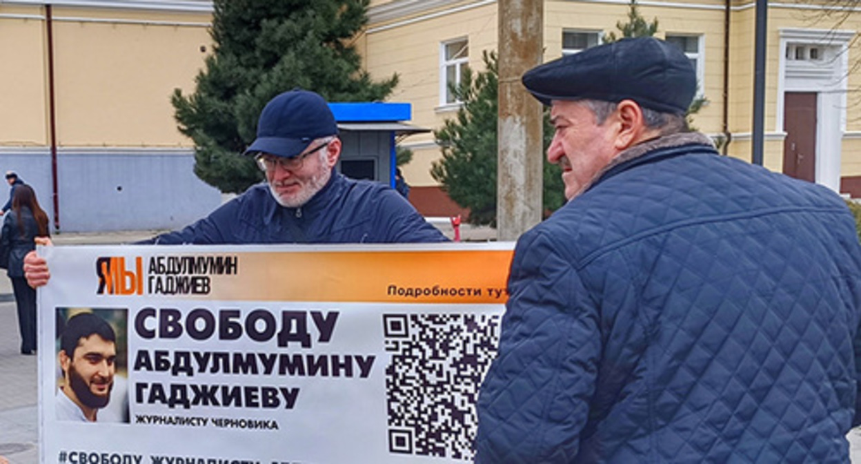 Магомед Магомедов проводит одиночный пикет. Фото корреспондента "Кавказского узла".

