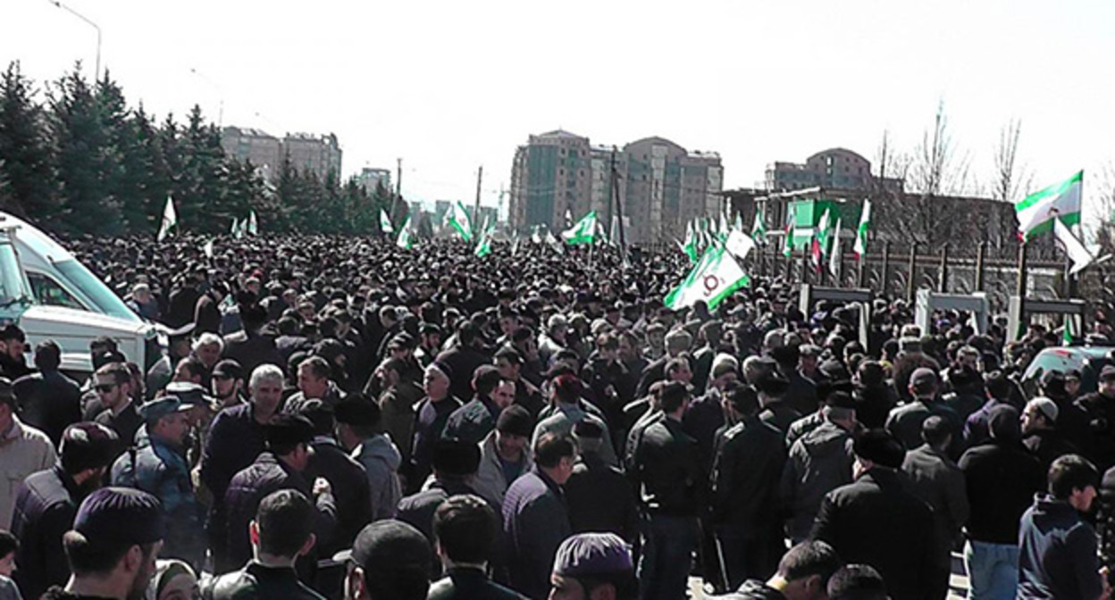 Митинг в Магасе. Фото: https://memohrc.org **включен Минюстом в реестр иностранных агентов Митинг в Магасе. Фото: https://memohrc.org **включен Минюстом в реестр иностранных агентов