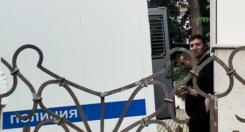 Исмаил Нальгиев возле суда. 2 июня 2023 г. Фото корреспондента "Кавказского узла"