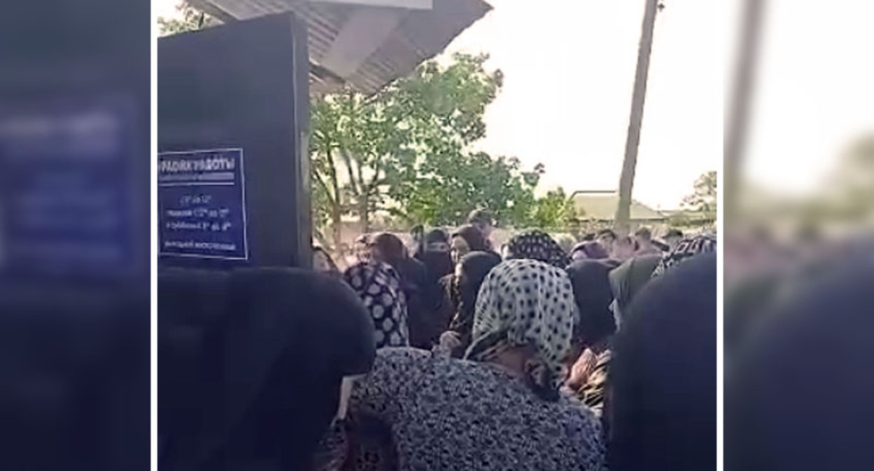 Жители села Муцалаул во время схода. Стопкадр из видео https://t.me/monitor_pacienta_i_zkh/2818