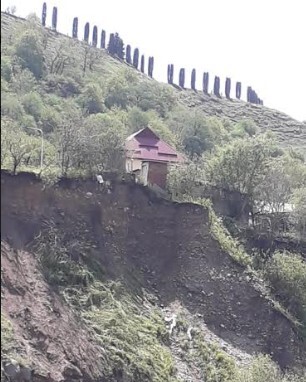 После схода селя в Нижнем Чегеме обрушился берег реки, и дом оказался в опасности. Фото Жамбулата Эттеева, предоставлено "Кавказскому узлу" автором.
