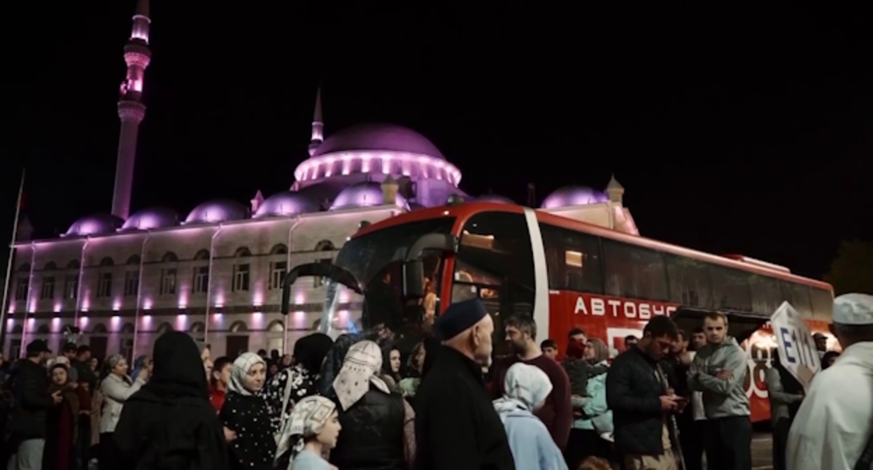 Паломники в Дагестане, фото: стоп-кадр видео https://t.me/dagestanRD/32725 Паломники в Дагестане, фото: стоп-кадр видео https://t.me/dagestanRD/32725