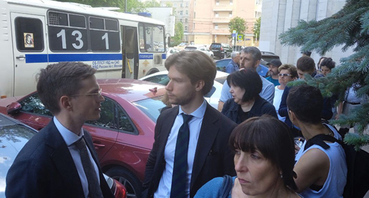 Группа поддержки Олега Орлова у входа в Головинский суд. Москва, 8 июня 2023 г. Фото Наима Сулейманова для "Кавказского узла" Группа поддержки Олега Орлова у входа в Головинский суд. Москва, 8 июня 2023 г. Фото Наима Сулейманова для "Кавказского узла"