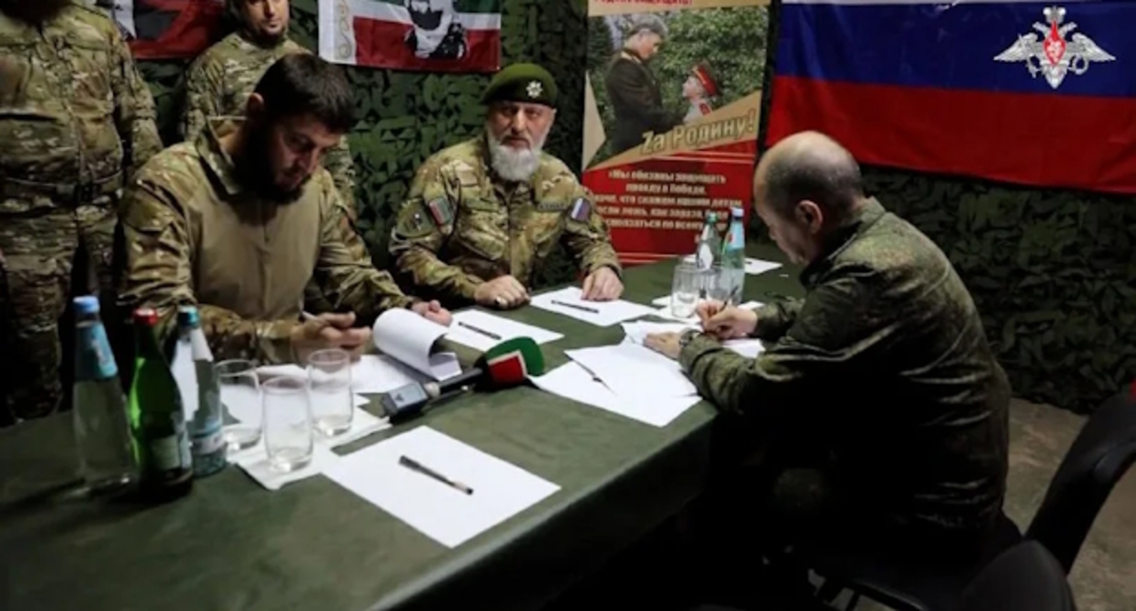 Подписание контракта Минобороны с подразделением "Ахмат", фото: пресс-служба Минобороны РФ. Подписание контракта Минобороны с подразделением "Ахмат", фото: пресс-служба Минобороны РФ.