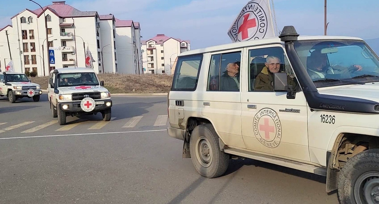 Жители Нагорного Карабаха в автомобилях Международного комитета Красного Креста. 1 февраля 2023 года. Фото Алвард Григорян для "Кавказского узла". Жители Нагорного Карабаха в автомобилях Международного комитета Красного Креста. 1 февраля 2023 года. Фото Алвард Григорян для "Кавказского узла".
