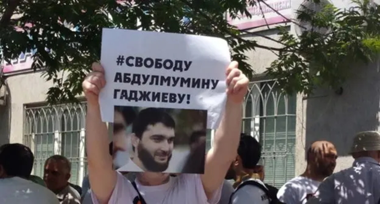 Активист держит плакат с портретом Абдулмумина Гаджиева. Махачкала, июнь 2019 года. Фото корреспондента "Кавказского узла" Активист держит плакат с портретом Абдулмумина Гаджиева. Махачкала, июнь 2019 года. Фото корреспондента "Кавказского узла"