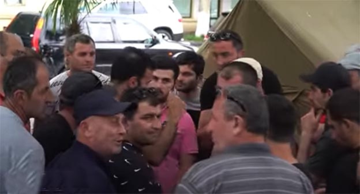 Шахтеры Чиатуры компании Georgian Manganese. Скриншот видео https://www.facebook.com/mautskebeli.ge/videos/985522442580071 Шахтеры Чиатуры компании Georgian Manganese. Скриншот видео https://www.facebook.com/mautskebeli.ge/videos/985522442580071