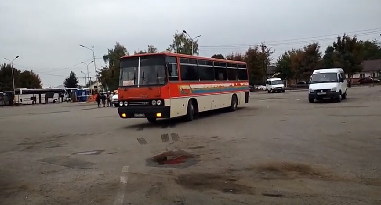 Отправление автобуса на автовокзале №2 Нальчика, май 2020 года. Стоп-кадр из видео на канале Михаила Какичева. https://www.youtube.com/watch?v=GZepI83qHSo Отправление автобуса на автовокзале №2 Нальчика, май 2020 года. Стоп-кадр из видео на канале Михаила Какичева. https://www.youtube.com/watch?v=GZepI83qHSo