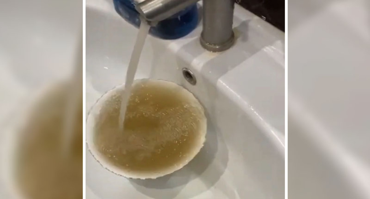 Вода из водопровода в доме жителя села Началово в Астраханской области. Стоп-кадр из видео https://vk.com/wall-119316251_421739 Вода из водопровода в доме жителя села Началово в Астраханской области. Стоп-кадр из видео https://vk.com/wall-119316251_421739