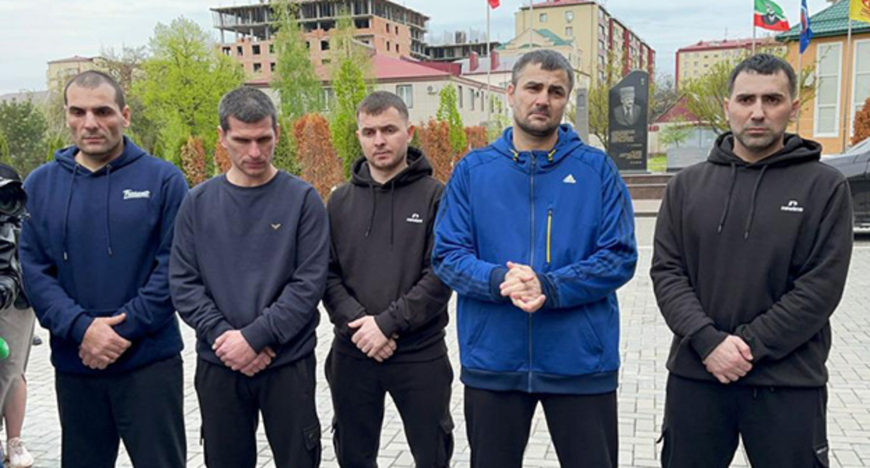 Пятеро бойцов полка "Север-Ахмат", которых ранее освободили из украинского плена. Фото: Грозный Информ https://www.grozny-inform.ru Пятеро бойцов полка "Север-Ахмат", которых ранее освободили из украинского плена. Фото: Грозный Информ https://www.grozny-inform.ru