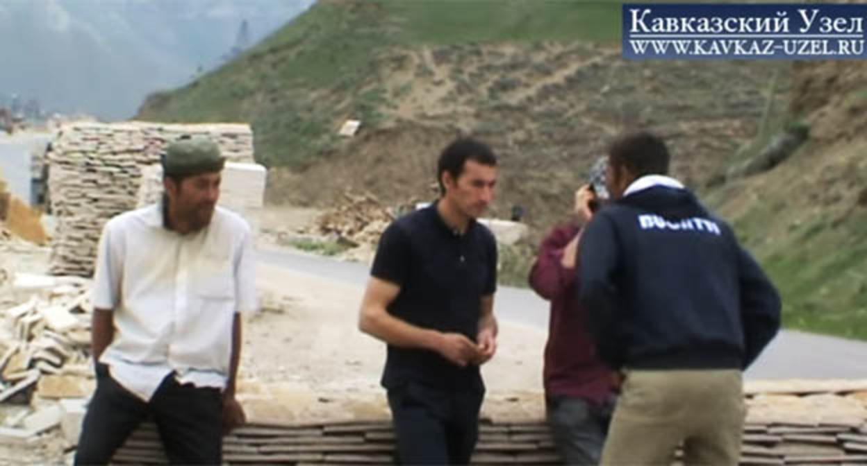 Мужчины, принужденно работающие в цеху. Скриншот видео "Кавказского узла" https://www.youtube.com/watch?v=lgKOj3EdMEI Мужчины, принужденно работающие в цеху. Скриншот видео "Кавказского узла" https://www.youtube.com/watch?v=lgKOj3EdMEI