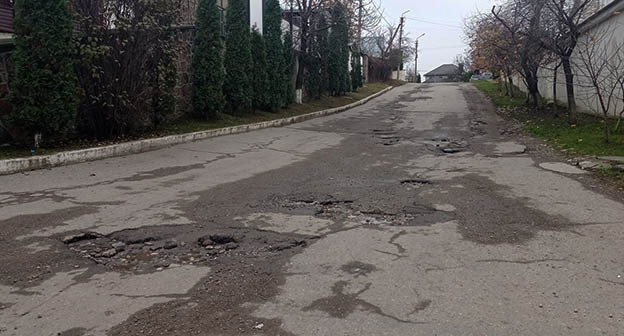 Разбитая дорога в Нальчике. Фото: https://dorogi-onf.ru/city/10460/ Разбитая дорога в Нальчике. Фото: https://dorogi-onf.ru/city/10460/