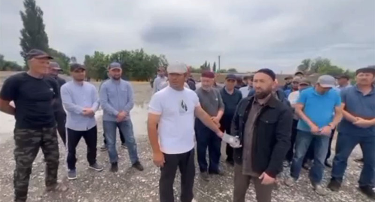 Жители села Геметюбе записывают видеообращение к главе Дагестана Сергею Меликову. Стоп-кадр из видео https://vk.com/wall-74219800_1953817 Жители села Геметюбе записывают видеообращение к главе Дагестана Сергею Меликову. Стоп-кадр из видео https://vk.com/wall-74219800_1953817
