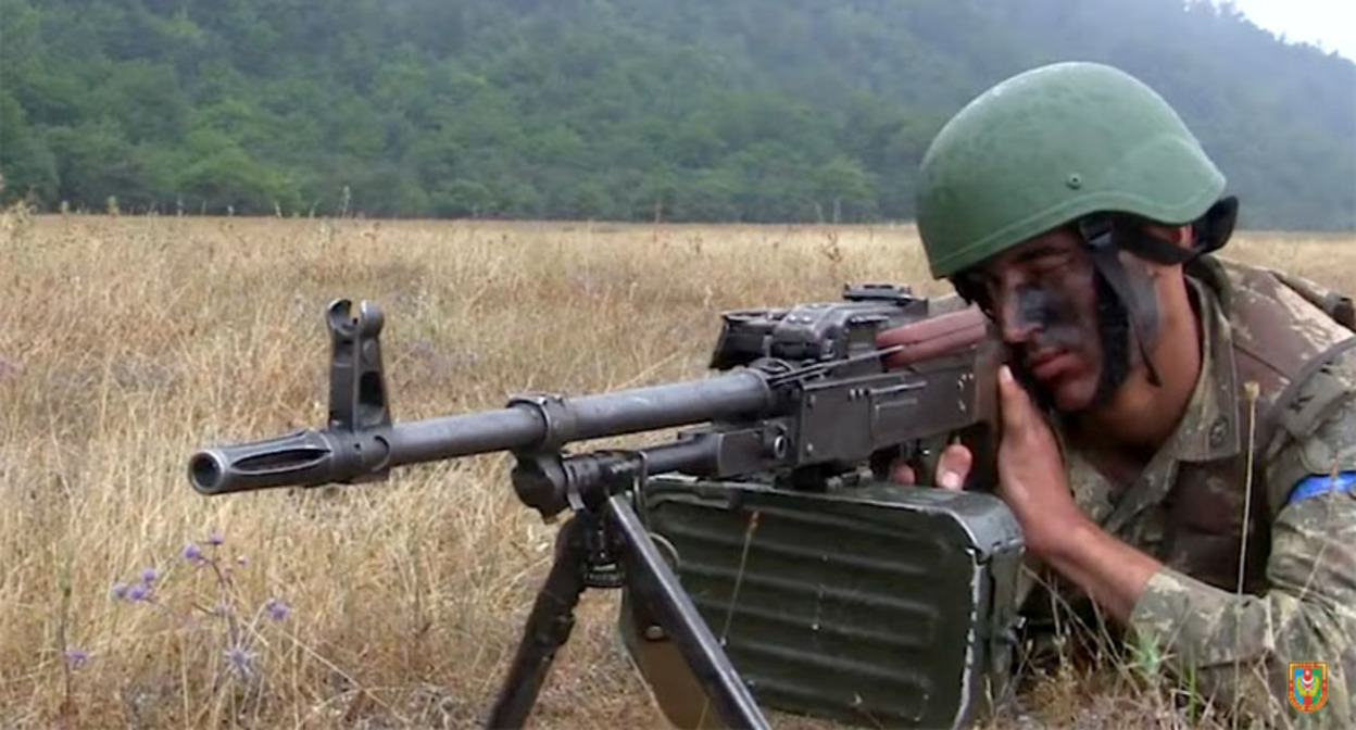 Азербайджанский военнослужащий на учениях. Стопкадр из виде https://www.youtube.com/watch?v=STQZoMyCS4k Азербайджанский военнослужащий на учениях. Стопкадр из виде https://www.youtube.com/watch?v=STQZoMyCS4k