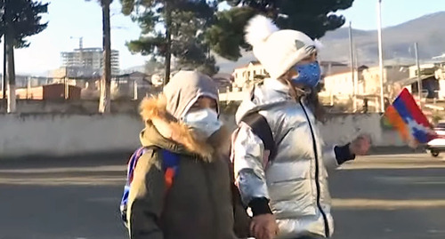 Дети в Степанакерте идут в школу. Стопкадр из видео https://www.youtube.com/watch?v=5PN8bbg_sn8