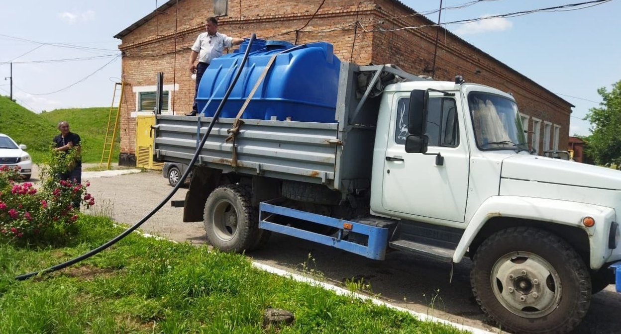 Водовозка в Прохладном. Фото: пресс-служба администрации Прохладного https://t.me/admproh/7552 Водовозка в Прохладном. Фото: пресс-служба администрации Прохладного https://t.me/admproh/7552
