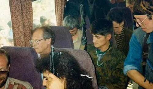 Сергей Ковалев и Олег Орлов (позади Ковалева) в качестве добровольных заложников в автобусе с боевиками Шамиля Басаева 18 июня 1995 года. Фото: «Московская Хельсинкская группа»*