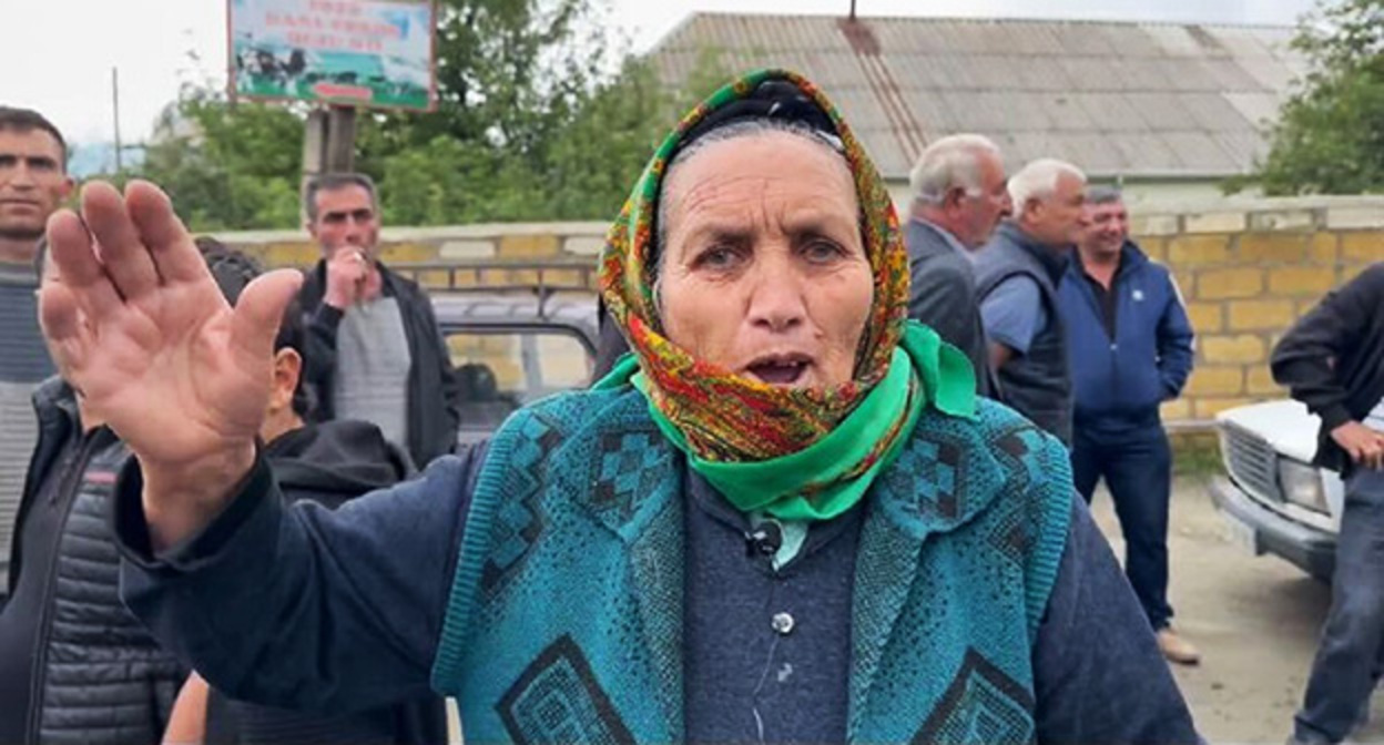 Жительница села Союдлу во время протеста. Фото: "Мейдан ТВ" https://www.meydan.tv/ru/article/vtoroj-den-protesta-v-sele-soyudlu-lyudi-trebuyut-osvobozhdeniya-zaderzhannyh" Жительница села Союдлу во время протеста. Фото: "Мейдан ТВ" https://www.meydan.tv/ru/article/vtoroj-den-protesta-v-sele-soyudlu-lyudi-trebuyut-osvobozhdeniya-zaderzhannyh"