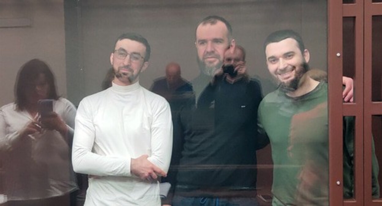 Кемал Тамбиев, Абубакар Ризванов и Абдулмумин Гаджиев (слева направо) в зале суда. Фото корреспондента "Кавказского узла" Кемал Тамбиев, Абубакар Ризванов и Абдулмумин Гаджиев (слева направо) в зале суда. Фото корреспондента "Кавказского узла"