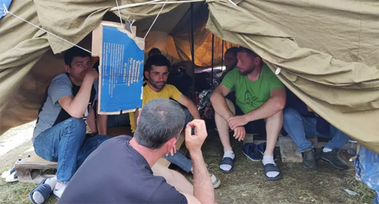 Участники забастовки шахтеров в Грузии. Фото: https://www.interpressnews.ge/ru/article/152813-bastuiushchie-v-chiatura-shakhtery-nachali-golodovku Участники забастовки шахтеров в Грузии. Фото: https://www.interpressnews.ge/ru/article/152813-bastuiushchie-v-chiatura-shakhtery-nachali-golodovku