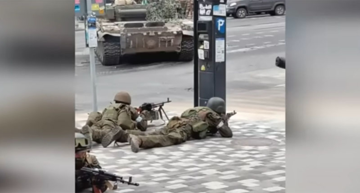 Бойцы ЧВК "Вагнер" в Ростове-на-Дону. Стоп-кадр из видео https://www.youtube.com/watch?v=u3JSyEYYf-4 Бойцы ЧВК "Вагнер" в Ростове-на-Дону. Стоп-кадр из видео https://www.youtube.com/watch?v=u3JSyEYYf-4