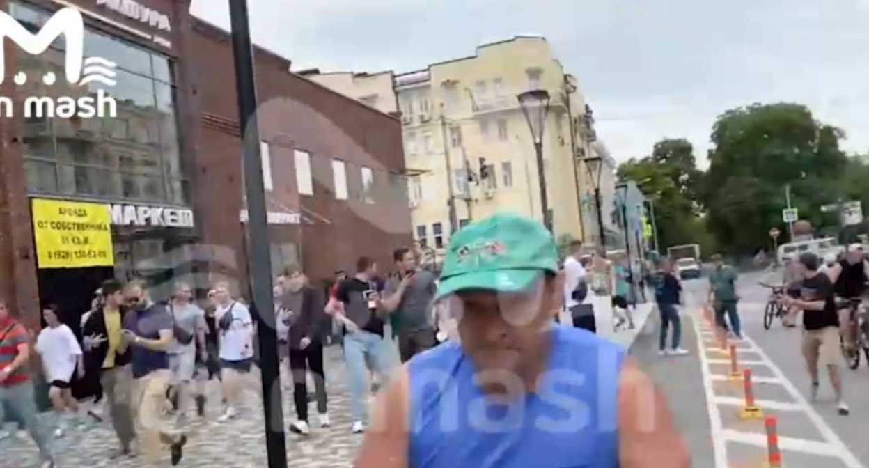 Люди на улице Ростова-на-Дону. Кадр видео телеграм-канала Don Mash https://t.me/s/don_mash/4088 Люди на улице Ростова-на-Дону. Кадр видео телеграм-канала Don Mash https://t.me/s/don_mash/4088